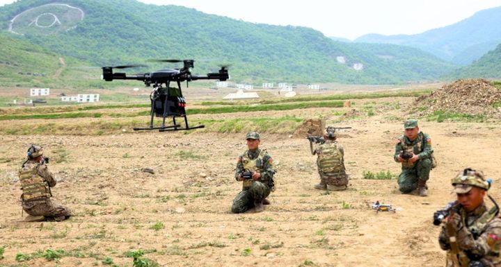 [서울=뉴시스]지난 5월 북한군 병사들이 평양 인근 강동 훈련장에서 드론 조종 시범을 보이고 있다. 러시아군 조교들이 북한군에게 각종 드론 훈련을 하는 것으로 전해진다. (출처=노동신문) 2025.7.3. *재판매 및 DB 금지