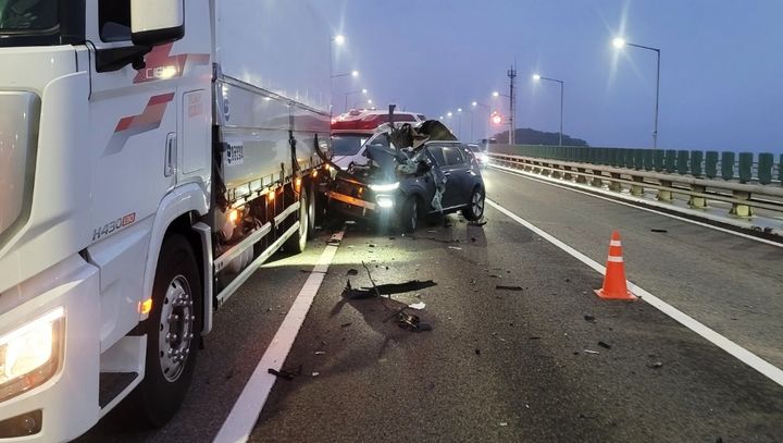 [인천=뉴시스] 3일 오전 인천 중구 인천국제공항고속도로 서울 방향 영종대교에서 연쇄 추돌사고가 발생하 모습. (사진=인천소방본부 제공) 2025.07.03. photo@newsis.com *재판매 및 DB 금지