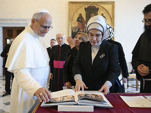 교황 레오 14세가 2일(현지 시간) 바티칸에서 튀르키예 영부인 에민 에르도안을 영접하고 있다. (사진=튀르키예 대통령실 홈페이지) 2025.07.03. *재판매 및 DB 금지