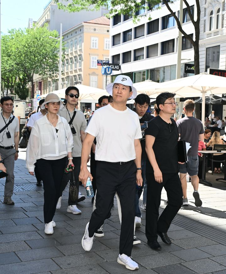 [빈(오스트리아)=뉴시스]오세훈 서울시장이 1일(현지 시각) 마리아힐퍼 거리를 둘러보고 있다. 