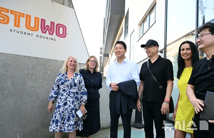 [빈(오스트리아)=뉴시스] 오세훈 서울시장이 2일(현지 시각) '융에스 보넨'의 시공사와 기숙사 운영업체 관계자들과 기념 촬영하고 있다.