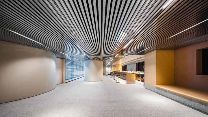 [서울=뉴시스] 서울 중구 신라호텔 5층에 있는 제네시스 라운지 모습. 최상위 모델인 G90 롱휠베이스와 G90 블랙, G90 롱휠베이스 블랙 오너를 위한 프라이빗 공간으로, 다양하고 특별한 음식과 음료를 즐길 수 있다. (사진=제네시스 제공) 2025.07.03 photo@newsis.com&nbsp; *재판매 및 DB 금지