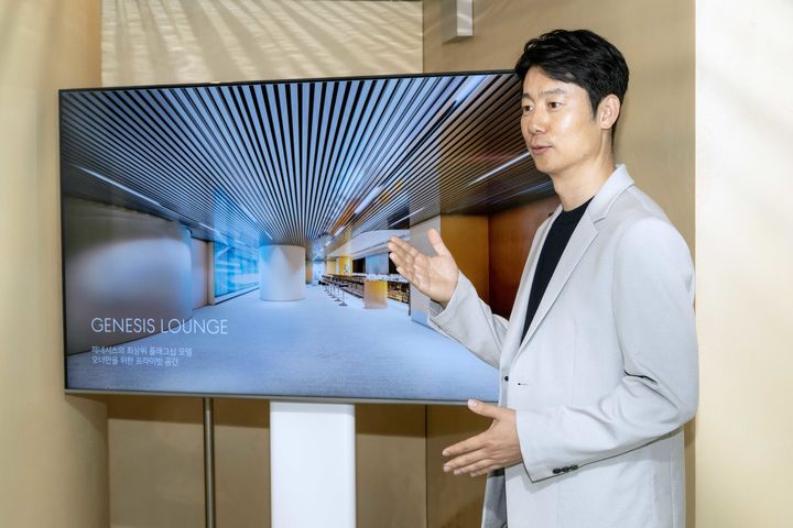 [서울=뉴시스] 라운지, 쇼룸 등 제네시스 브랜드와 관련한 공간을 책임지는 문정균 제네시스공간경험실장이 서울 중구 신라호텔에 있는 제네시스 라운지에 대해 설명하고 있다. (사진=제네시스 제공) 2025.07.03 photo@newsis.com *재판매 및 DB 금지