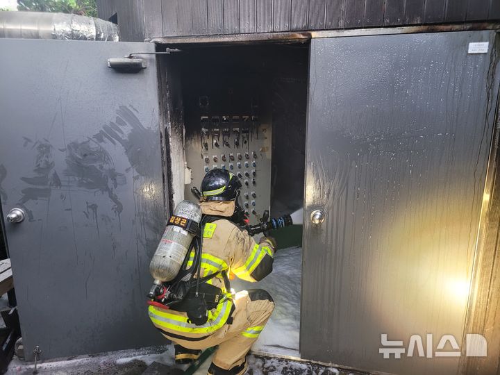 [제주=뉴시스] 3일 오전 서귀포시 중문동 소재 호텔에서 화재가 발생해 소방당국이 진화에 나서고 있다. (사진=제주소방안전본부 제공) 2025.07.03 photo@newsis.com
