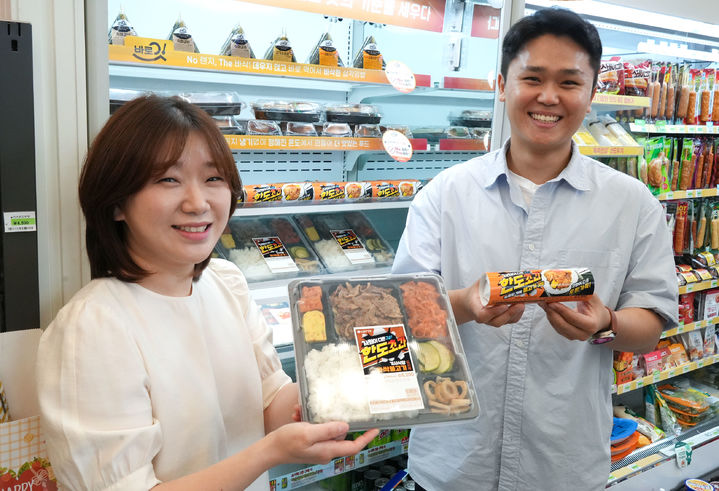 [서울=뉴시스] 편의점 세븐일레븐이 일반 간편식과 차원이 다른 구성을 강조한 '한도초과' 간편식을 출시했다고 3일 밝혔다. (사진=세븐일레븐 제공) *재판매 및 DB 금지