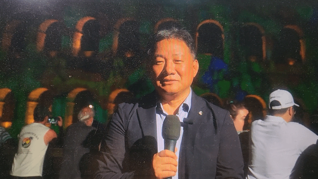 콜로세움 앞에서 인터뷰하는 이이남 작가. *재판매 및 DB 금지 *재판매 및 DB 금지