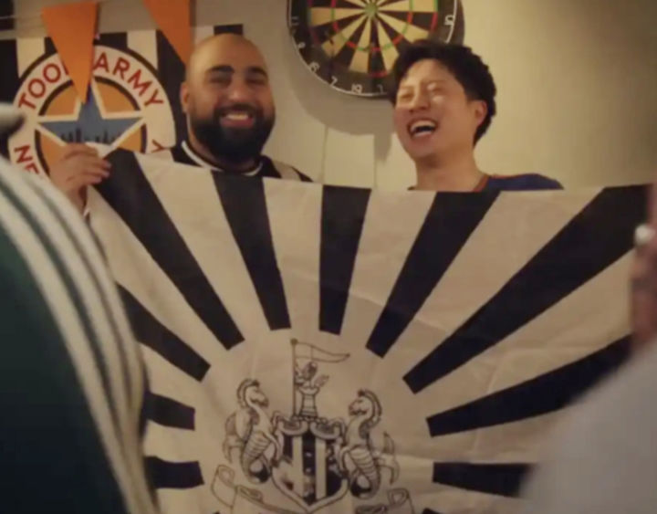 [서울=뉴시스] 잉글랜드 프로축구 뉴캐슬 팬들 욱일기와 유사한 깃발을 들고 있는 장면 (사진= 서경덕 교수팀 제공)&nbsp; *재판매 및 DB 금지