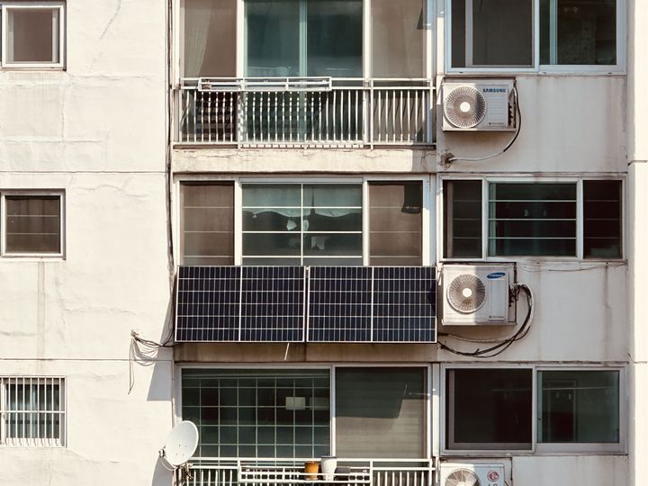 [광명=뉴시스] 미니태양광 패널이 설치된 공동주택 외관. (사진=광명시 제공)2025.07.03. photo@newsis.com *재판매 및 DB 금지
