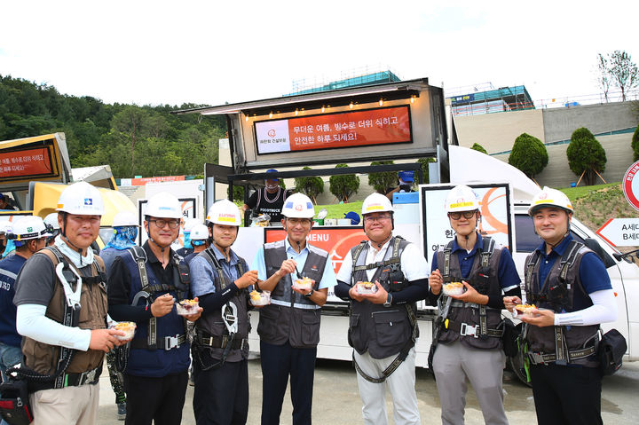 [서울=뉴시스] 김승모 ㈜한화 건설부문 대표이사가 건설현장 근로자들과 함께 ‘Summer Safety 푸드트럭 ’팥빙수를 즐기고 있다. (사진=한화 제공) 2025.07.03. photo@newsis.com *재판매 및 DB 금지