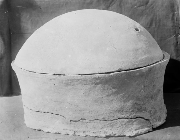  [서울=뉴시스] BC 4500년경 이집트 나일강 계곡에 살았을 것으로 추정되는 도예공의 유골이 담겨 있던 도기 항아리.1902년 출토돼 리버풀 세계 박물관에 보관됐다.(출처: 네이처) 2025.07.03. *재판매 및 DB 금지