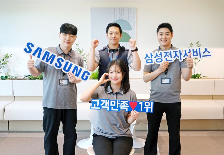 [서울=뉴시스]삼성전자서비스 임직원들의 고객 만족도 1위 선정 기념 촬영. (사진=삼성전자서비스 제공) 2025.07.03. photo@newsis.com *재판매 및 DB 금지