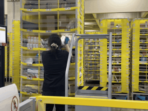 [지바=뉴시스]전병훈 기자 = 지난달 30일 찾은 지바 미나토 아마존 풀필먼트 센터에서 작업자가 포드에 상품을 무작위로 넣고 있는 모습이다. *재판매 및 DB 금지 *재판매 및 DB 금지 *재판매 및 DB 금지