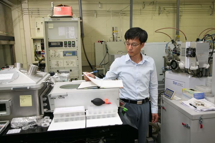 2025년 대한민국최고과학기술인상 수상자로 선정된 황철성 서울대학교 석좌교수가 연구실에서 자료를 살펴보고 있다. (사진=과기정통부 제공) *재판매 및 DB 금지