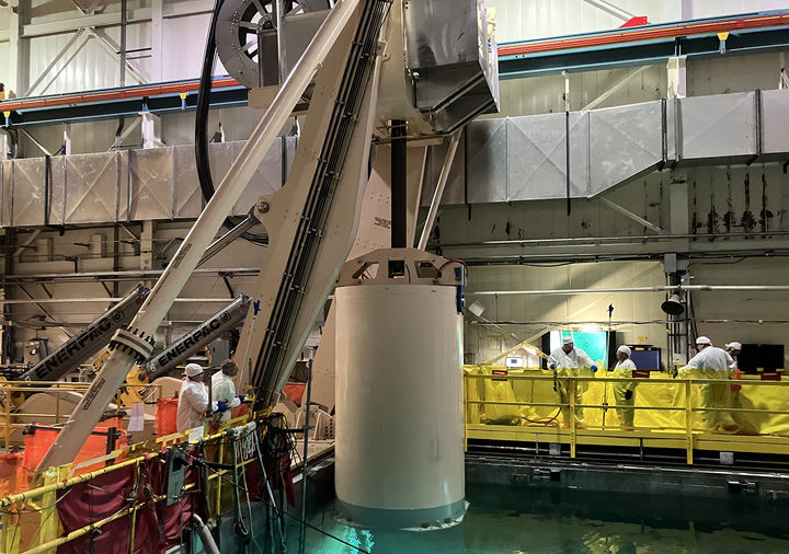 [서울=뉴시스] 현대건설이 홀텍(Holtec)사와 함께 인디안포인트 원전해체를 위해 사용후핵연료 저장용기를 특수 인양 시스템을 활용해 이송하는 모습. 2025.07.03. (사진=현대건설 제공) photo@newsis.com&nbsp;&nbsp; *재판매 및 DB 금지