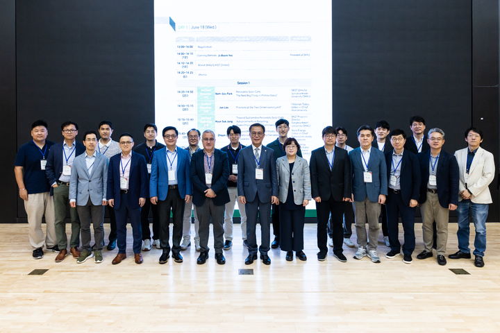 '2025 글로벌 리서치 컨퍼런스' 참가자들이 단체 사진을 촬영하고 있다. (사진=성균관대 제공) *재판매 및 DB 금지