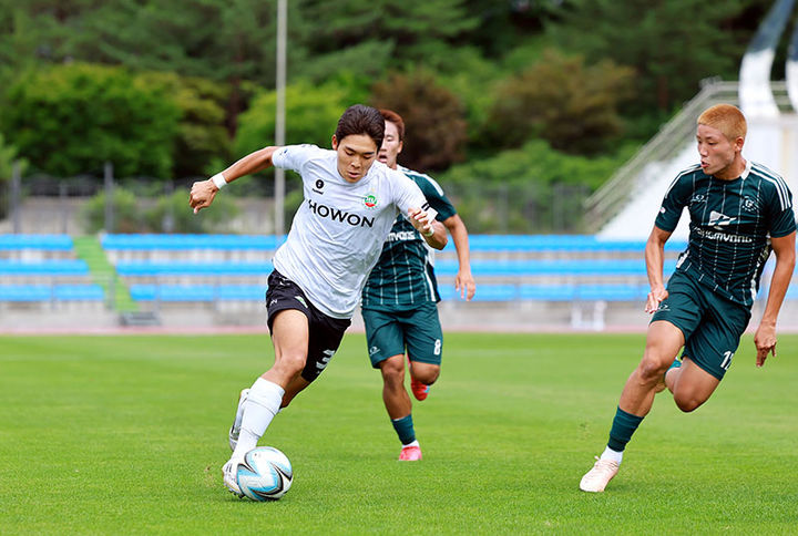 지난 2일 태백종합운동장에서 열린‘제61회 추계대학축구연맹전’ 개막경기 모습. 이번 축구대회는 전국 81개팀 3500여명의 선수와 임원이 출전하고 있다.(사진=태백시 제공) *재판매 및 DB 금지