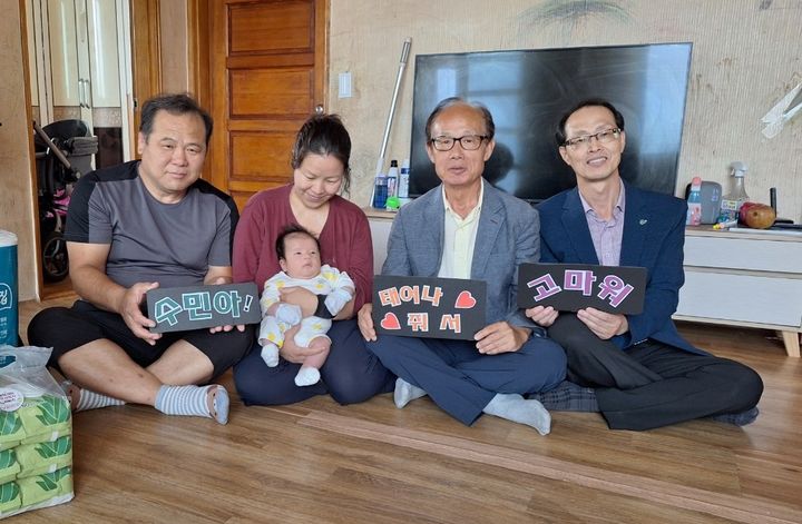 [산청=뉴시스] 산청군 생초면 출산가정 축하·격려 (사진=산청군 제공) 2025. 07. 03. photo@newsis.com *재판매 및 DB 금지