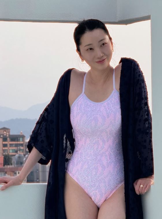 [서울=뉴시스] 모델겸 배우 장윤주가 지난 2일 자신의 소셜미디어에 수영복을 입은 사진 여러 장을 올렸다. (사진=장윤주 인스타그램 캡처) 2025.07.03. photo@newsis.com *재판매 및 DB 금지