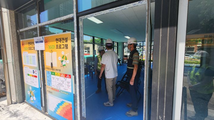 [창원=뉴시스] 강경국 기자 = 경남 창원시 공동주택 건설 현장 점검. (사진=창원시청 제공). 2025.07.03. photo@newsis.com *재판매 및 DB 금지