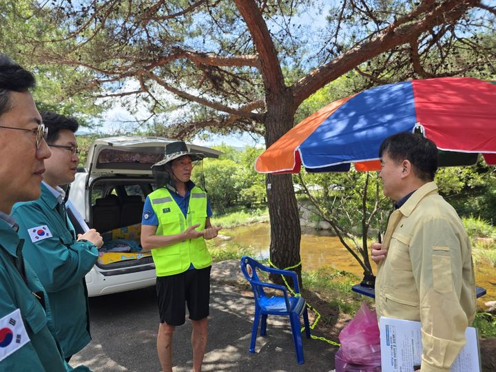[창녕=뉴시스] 심상철 부군수가 여름철 자연재난에 대비해 주요 사업 현장을 점검하고 있다. (사진= 창녕군 제공) 2025.07.03. photo@newsis.com *재판매 및 DB 금지