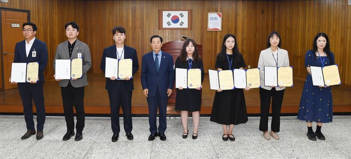 [창녕=뉴시스] 상반기 적극행정 우수공무원 시상 후 기념촬영을 하고 있다. (사진= 창녕군 제공) 2025.07.03. photo@newsis.com *재판매 및 DB 금지