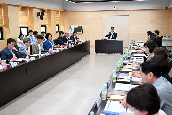 [안산=뉴시스] 이민근 안산시장(사진 가운데)이 2일 고령친화도시 조성 연구용역 중간 보고회에서 참석자들과 의견을 나누고 있다. (사진=안산시 제공) 2025.07.03. photo@newsis.com *재판매 및 DB 금지