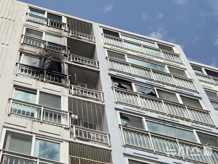 [부산=뉴시스] 김민지 기자 = 지난 2일 밤 화재로 어린 자매가 사망한 3일 오전 부산 기장군의 한 아파트 현장. 2025.07.03. mingya@newsis.com