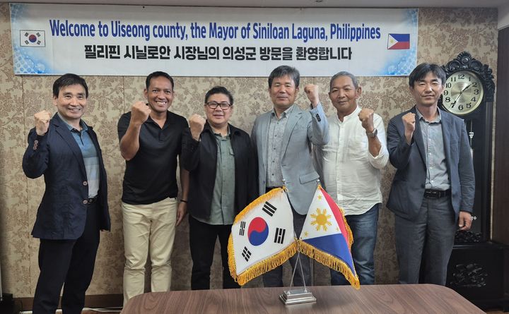  [의성=뉴시스] 필리핀 시닐로안시 대표단이 의성군을 방문해 기념사진을 찍고 있다. (사진=의성군 제공) 2025.07.03. photo@newsis.com *재판매 및 DB 금지