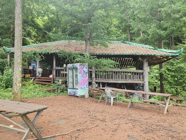 [강릉=뉴시스] 최무열 한국임업진흥원장이 운영하는 약초농장에 설치된 불법 시설물.2025.7..3 photo@newsis.com *재판매 및 DB 금지