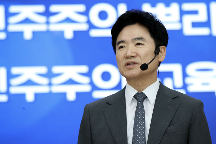 [무안=뉴시스] 김대중 전남도교육감이 3일 오전 도교육청 회의실에서 취임 3주년 기자회견을 갖고 전남교육의 정책 방향과 비전을 제시하고 있다. (사진=도교육청 제공) 2025.07.03. photo@newsis.com *재판매 및 DB 금지