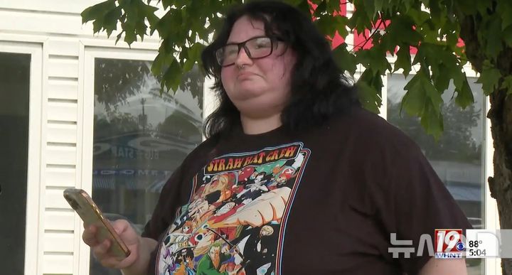 [뉴시스]앨라배마주에 거주하는 리사 헨더슨(19)이 휴대폰 충전 중에 콘센트에 번개가 쳐 감전됐다. (사진=뉴욕포스트) 2025.7.2 