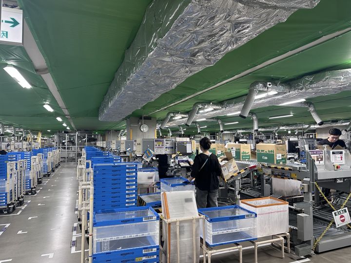 [지바=뉴시스]전병훈 기자 = 지난달 30일 찾은 지바 미나토 아마존 풀필먼트 센터에서 작업자들이 일하고 있다. *재판매 및 DB 금지