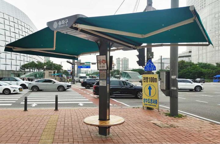 [서울=뉴시스] 잠실역 스마트 그늘막. 2025.07.03 (사진 제공=송파구청) photo@newsis.com *재판매 및 DB 금지