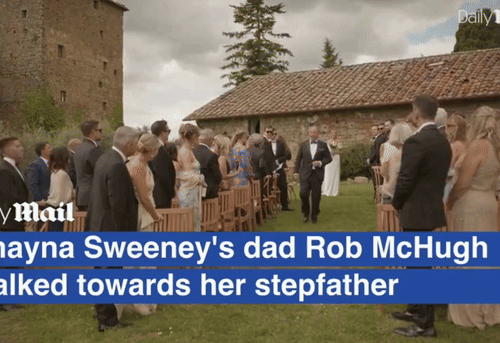 [뉴시스]신부 샤이나 스위니가 두 아버지의 손을 잡고 입장하고 있다. (사진=데일리메일) 2025.7.2 *재판매 및 DB 금지