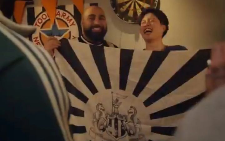 [서울=뉴시스] 잉글랜드 프로축구 프리미어리그 뉴캐슬 유나이티드, 새 시즌 유니폼 공개 영상 중 욱일기 연상되는 깃발로 논란. (사진=텔레그래프 SNS 캡처)