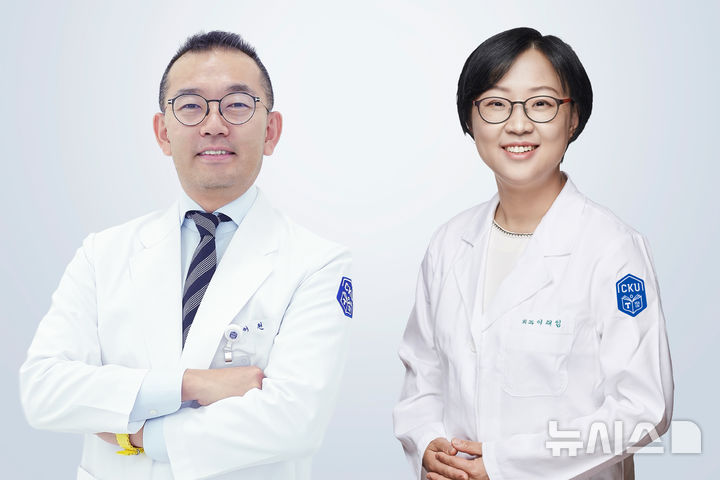 [인천=뉴시스] 가톨릭관동대학교 국제성모병원에 합류해 진료를 시작한 신경외과 허원 교수(왼쪽)와 대장항문외과 이재임 교수. (사진=국제성모병원 제공) 2025.07.03. photo@newsis.com