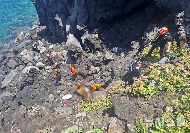 [제주=뉴시스] 3일 오전 11시20분께 제주시 애월읍의 한 절벽에서 60대가 추락해 소방당국이 구조에 나서고 있다. (사진=제주소방안전본부 제공) 2025.07.03. photo@newsis.com