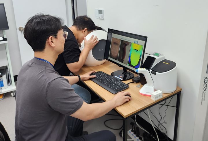 [대전=뉴시스]한의학연구원 연구진이 설진 데이터를 측정하고 있다.(사진=한의학연구원 제공) *재판매 및 DB 금지