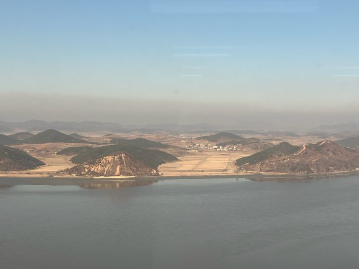 [김포=뉴시스] 애기봉전망대 전방에 펼쳐진 북한. (사진=해병대 제공) 2025.07.03. photo@newsis.com *재판매 및 DB 금지