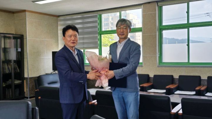 [합천=뉴시스] 합천교육지원청 감사장 전수식 (사진=합천교육지원청 제공) 2025. 07. 03. photo@newsis.com *재판매 및 DB 금지