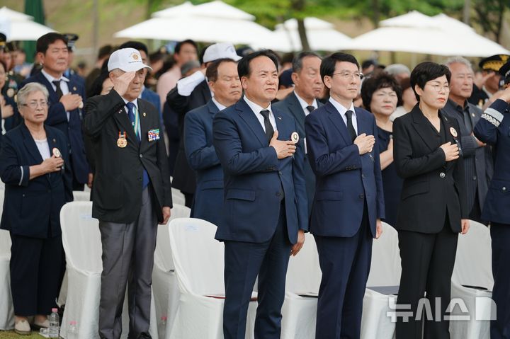 [오산=뉴시스] 이권재 경기 오산시장이 유엔군 스미스부대 추도식에 참석한 모습 (사진=오산시 제공) 2025.07.03. photo@newsis.com 