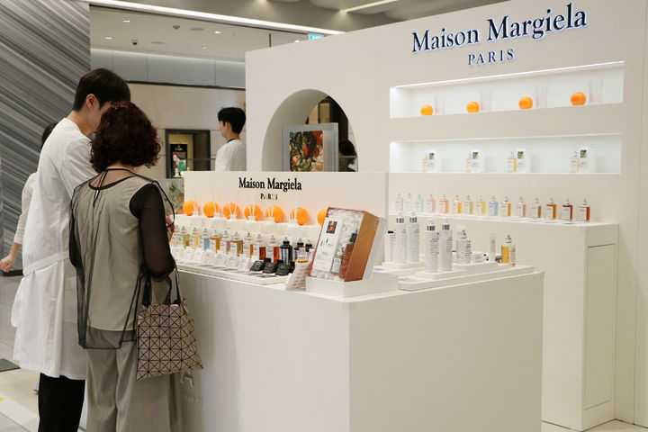 [대구=뉴시스] 대구 신세계백화점은 1층에서 '메종마르지엘라 퍼퓸' 팝업 행사를 진행한다. (사진 = 대구 신세계백화점 제공) 2025.07.03. photo@newsis.com *재판매 및 DB 금지