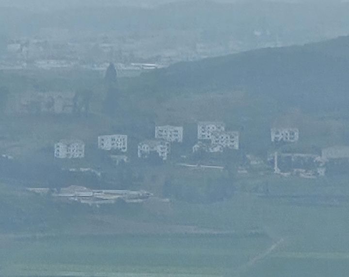 [김포=뉴시스] 옥승욱 기자 = 김포 애기봉 OP에서 바라본 북한 개풍군 해물선전마을. 2025.07.03. okdol99@newsis.com *재판매 및 DB 금지