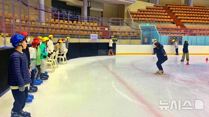 [전주=뉴시스]윤난슬 기자 = 전북 전주시설공단은 전주빙상경기장이 여름방학을 맞아 어린이와 청소년을 대상으로 빙상 스포츠 특강반을 운영한다고 3일 밝혔다. (사진=전주시설공단 제공) photo@newsis.com 