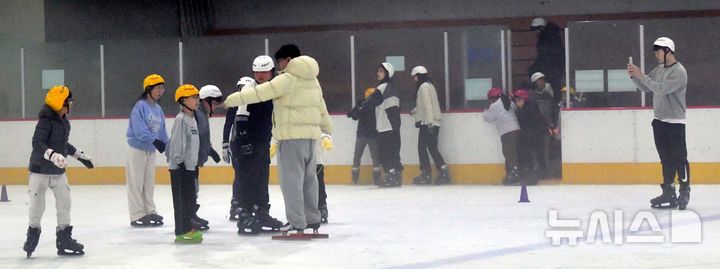 [광주=뉴시스] 이현행 기자 = 일주일째 폭염 특보가 이어지고 있는 3일 오후 광주 서구 염주체육관 실내빙상장에서 시민들이 스케이트를 타고 있다. 2025.07.03. lhh@newsis.com