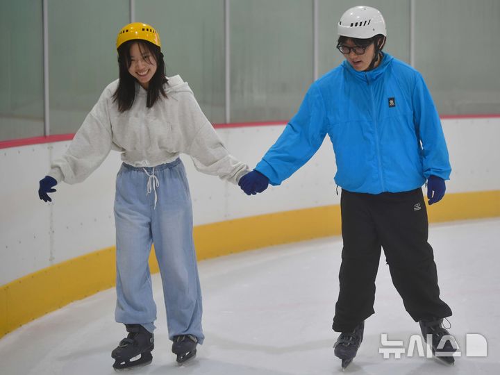 [광주=뉴시스] 이현행 기자 = 일주일째 폭염 특보가 이어지고 있는 3일 오후 광주 서구 염주체육관 실내빙상장에서 연인이 손을 맞잡고 스케이트를 타고 있다. 2025.07.03. lhh@newsis.com