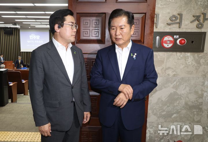 [서울=뉴시스] 조성봉 기자 = 더불어민주당 당대표 출마를 선언한 정청래, 박찬대(왼쪽) 의원이 3일 오후 서울 여의도 국회에서 열린 비공개 의원총회에서 대화를 하고 있다.2025.07.03. suncho21@newsis.com 