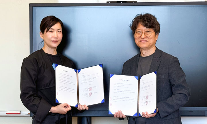 세종대 패션디자인학과 김민지 학과장(왼쪽)과 서울광진의류제조 소공인특화지원센터 김수화 센터장이 협약서를 들고 기념촬영을 하고 있다. (사진=세종대 제공) *재판매 및 DB 금지