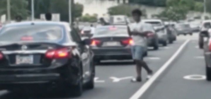 [서울=뉴시스] 미국 애틀랜타 도로에서 생수를 판매하는 워터보이즈.(사진=폭스뉴스 보도 갈무리) *재판매 및 DB 금지