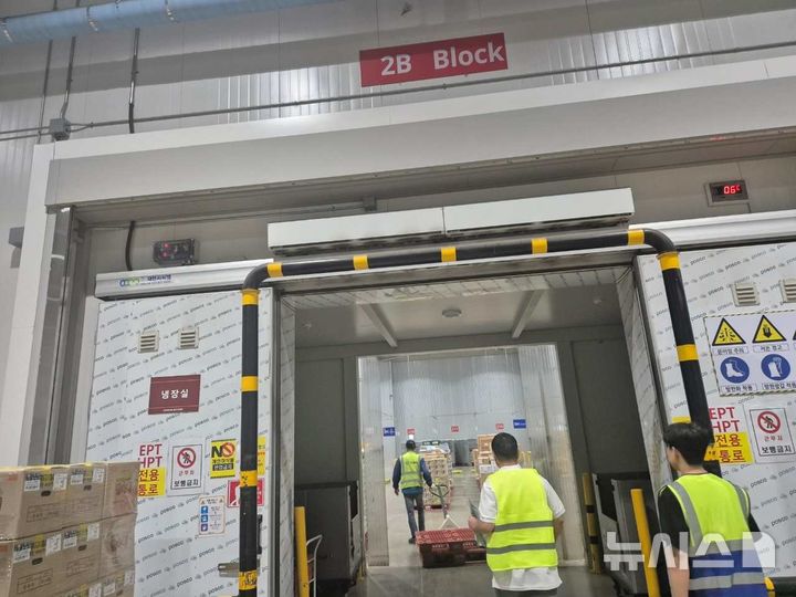 [오산=뉴시스] 오산시 단속점검반이 축산물판매업소에 대한 점검을 벌이고 있는 모습 (사진=2025.07.03)photo@newsis.com 